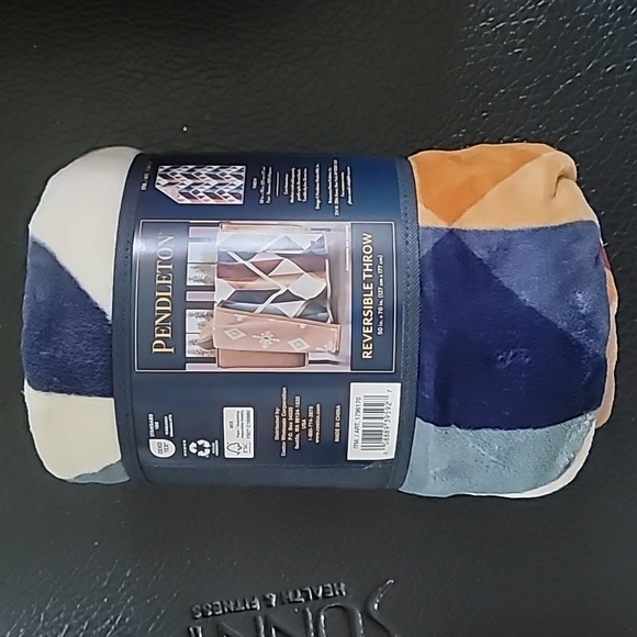 Pendleton Serrado Reversible Plush Throw - Picture 6 of 6